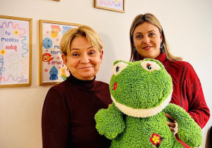 Uczniowie z maskotkami misiami