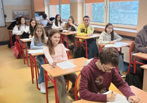 Uczniowie podczas pisania konkursu