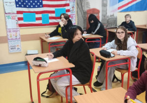 Uczniowie podczas pisania konkursu