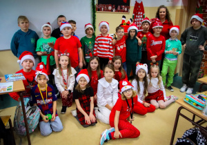 Uczniowie klasy 2 podczas Mikołajek