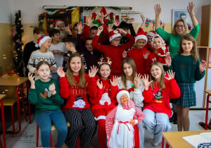 Uczniowie podczas Mikołajek