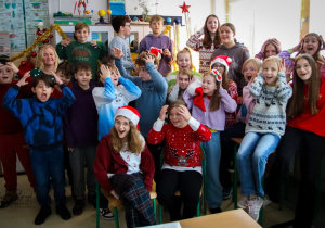 Uczniowie podczas Mikołajek