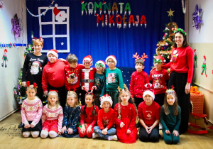 Uczniowie podczas Mikołajek