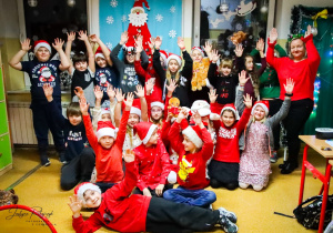 Uczniowie podczas Mikołajek