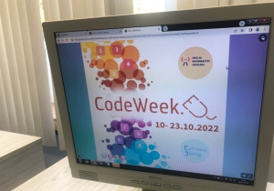 Ekran monitora z napisem Code Week 2022