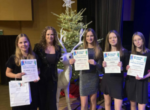 Nagrodzone uczennice wraz z opiekunem