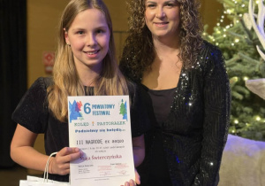 Nagrodzone uczennice wraz z opiekunem