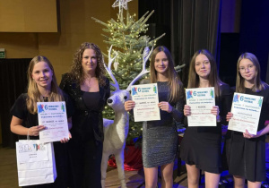 Nagrodzone uczennice wraz z opiekunem