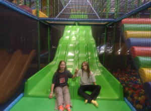 Uczennice na zjeżdżali