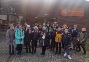 Uczniowie przed wejściem do Ancymondo