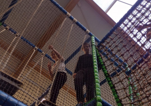 Uczniowie na torze przeszkód