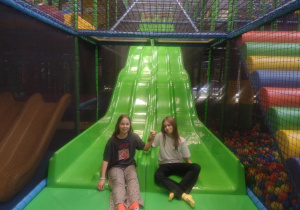 Uczennice na zjeżdżali