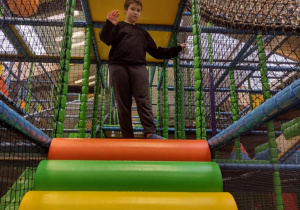 Uczeń na zjeżdżalni