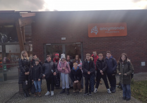 Uczniowie przed wejściem do Ancymondo