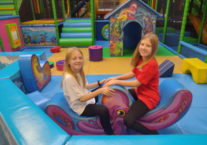 Uczennice na huśtawce