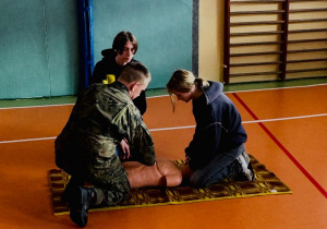 Uczniowie ćwiczą pierwszą pomoc