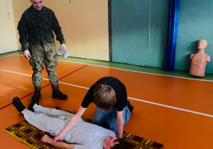 Uczniowie ćwiczą pierwszą pomoc