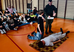 Uczniowie ćwiczą pierwszą pomoc