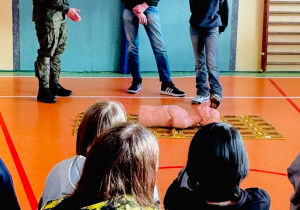 Uczniowie ćwiczą pierwszą pomoc