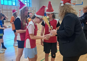 Uczennice otrzymuja dyplom