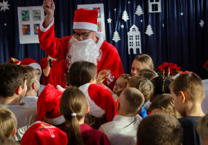 Mikołaj rozdaje prezenty