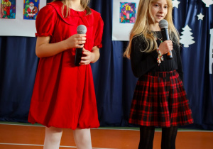 Uczennice klas młodszych śpiewają kolędę