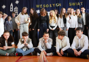 Uczniowie klasy 7 śpiewają kolędę