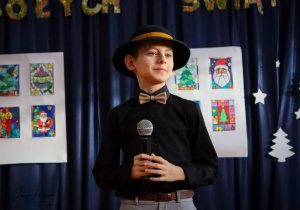 Uczeń śpiewa kolędę