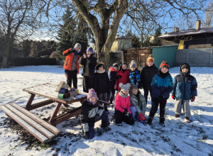 Uczniowie klasy 2 przy zimowej stołówce