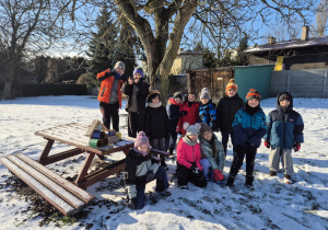 Uczniowie klasy 2 przy zimowej stołówce