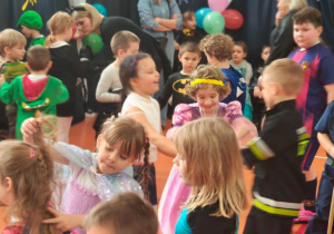 Uczniowie przedszkola i klas 1-3 na balu karnawałowym