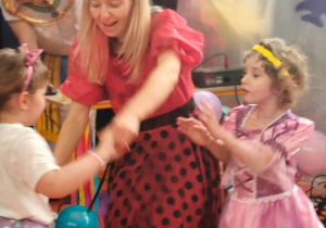 Uczniowie przedszkola i klas 1-3 na balu karnawałowym