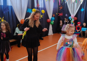 Uczniowie przedszkola i klas 1-3 na balu karnawałowym