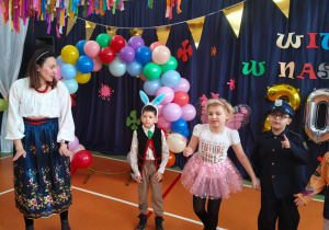 Uczniowie przedszkola i klas 1-3 na balu karnawałowym