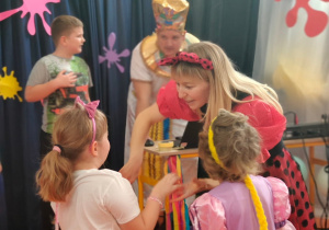 Uczniowie przedszkola i klas 1-3 na balu karnawałowym