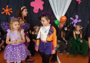 Uczniowie przedszkola i klas 1-3 na balu karnawałowym