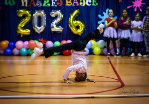 Uczniowie klasy trzeciej podczas występu tanecznego