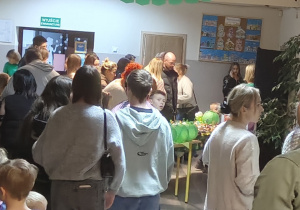 Zwiedzający na korytarzu szkolnym