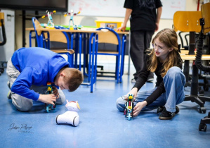 Uczniowie demonstrują roboty