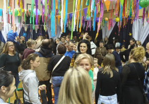 Zwiedzający na sali gimnastycznej