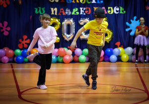 Uczniowie klasy trzeciej podczas występu tanecznego