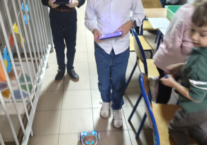 Uczniowie demonstrują roboty