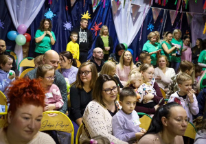 Rodzice oglądają przedstawienie