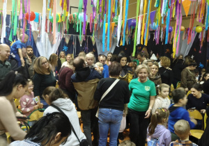 Zwiedzający na sali gimnastycznej