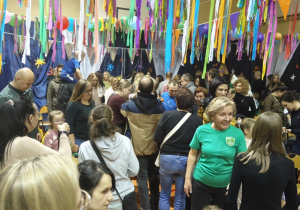 Zwiedzający na sali gimnastycznej