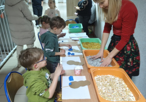Przyszli uczniowie podczas prac twórczych