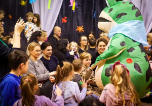 Żabka Czesia częstuje cukierkami