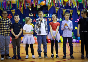 Uczniowie klasy trzeciej podczas recytacji