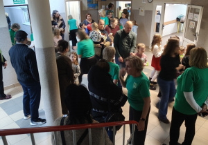 Zwiedzający na korytarzu szkolnym