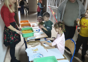 Przyszli uczniowie podczas prac twórczych